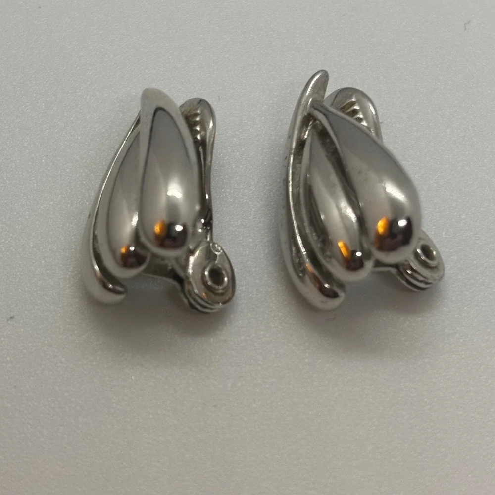 Monet Vintage‎ Silver Tone Triple Teardrop Clip On Earrings 4510